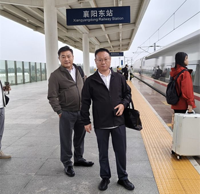 资质录业务经理秦楠、董明星襄阳面谈客户 资质录业务经理秦楠、董明星襄阳面谈客户